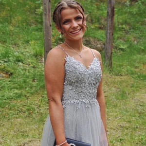 BALKLÄNNING (kort tjej) - Säljer nu min älskade balklänning! • Jag är 155 cm lång men jag hade även klackar + lite släp som man kan se på bild 2 så den passar även för längre personer                                                     • På bild 3 ser man hur ryggen ser ut. Den stängs med dragkedja i ryggen  • Den har inbyggd BH! Har haft den en enda kväll, köpte den för 4700:- Finns i Jönköpings Län eller i Linköping men den kan självklart fraktas om man vill chansa och köpa den utan att prova.  (Man kan få fler bilder)