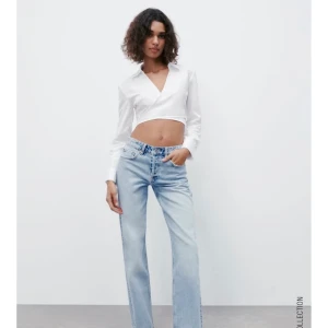 Mid Rise jeans från zara strl 34 - Jag säljer mina super fina och bekväma jeans från zara pågrund utav för många jeans och kommer därmed inte till användning.Första bilden är tagen från hemsidan. Längst ned på byxan så har den fått tre svaga svarta sträck. Dom syns när byxorna bara är av och därmed inte när dom sitter på.Jag har bara tvättat dom i tvättmaskin och inte vågat använda något medel ifall något skulle hända, men man kan ju absolut testa så kanske det försvinner.Dom är använda få gånger så annars som nya.Köpta för 359kr