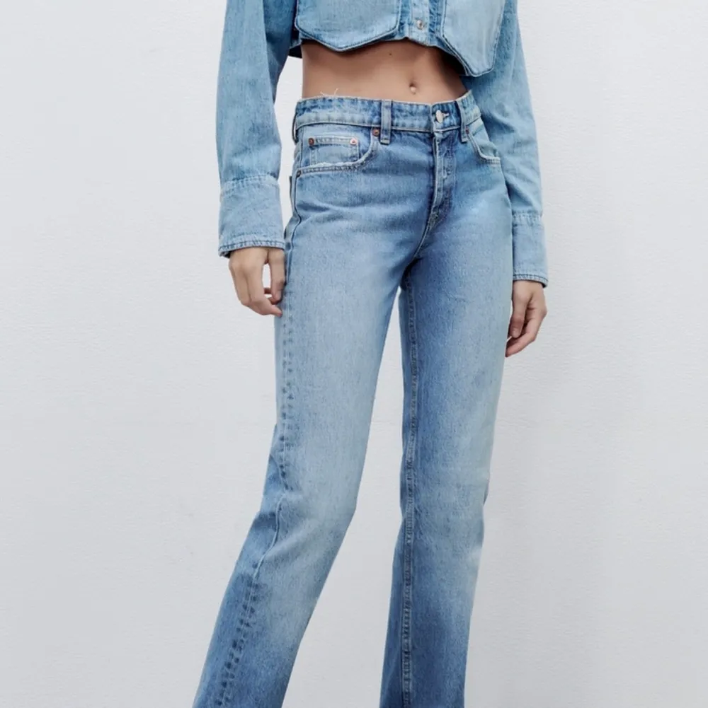 ❗️intressekoll❗️ vill se hur många som är intresserad av mina zara Mid rise jeans, är lite osäker. Köpt för 359 men skulle kunna tänka mig för att sälja gör 250kr, om det är så att många vill köpa så får man buda❤️ (skriv om ni är intresserade). Jeans & Byxor.