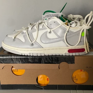 Nike dunk low OW LOT 25 - Hej, säljer ett par Nike dunk low off white lot 25, storlek 40. De är aldrig använda. Buda från 4000. Köparen står för frakt. Vid frågor skicka bara meddelande 