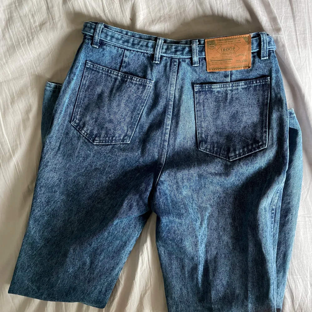 Asfeta blåa jeans med bälte!!! Använder inte då de är för korta. Bra condotion.. Jeans & Byxor.