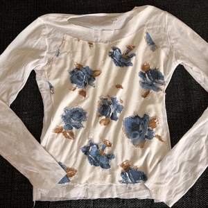 jätte fin långärmad vitkrämig tröja med blåa blommor, köpt second hand, säljer då den aldrig används, står ingen storlek men skulle säga S 🥰