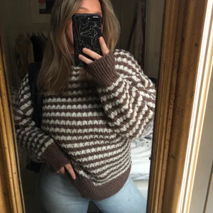 Stickad Zara tröja - En stickad tröja från Zara. Tröjan köptes förra året men har tyvärr aldrig kommit till användning. Prislappen är fortfarande kvar och tröjan är som ny. 