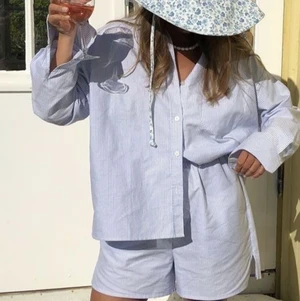 Randiga Pyjamasshorts - Assnygga pyjamashorts från weekday! I storlek 40 men sitter snyggt lågmidjade på mug som har 36/38 i jeans!