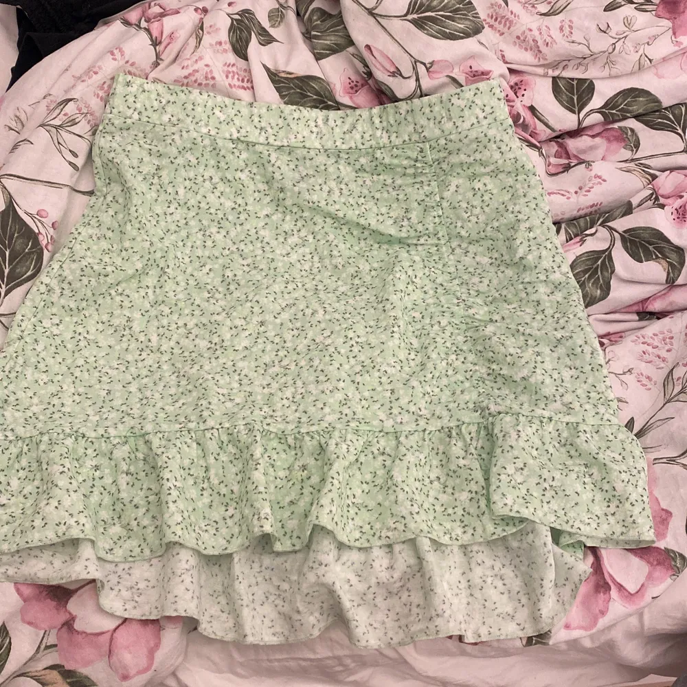 Snygg grön kjol från Gina storlek xl men skulle säga medium/small för den är väldigt liten i storleken. Kjolar.