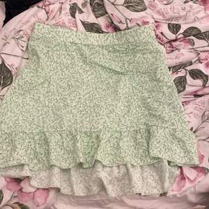 Snygg grön kjol från Gina storlek xl men skulle säga medium/small för den är väldigt liten i storleken