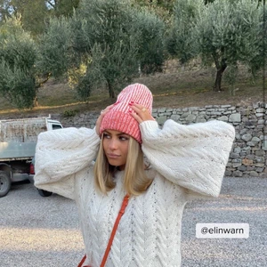 Stickad tröja - Jätte fin stickad tröja från nakd. Säljer då jag inte har använt den något. Köparen står för frakten💘