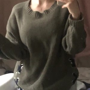 Stickad tröja - Har man frågor eller vill ha flera bilder så kan man bara kontakta mig :) står ej gör frakt. Pris kan diskuteras 💕