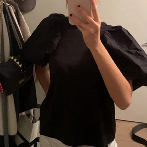 Svart t-shirt med puffärmar  - Svart t-shirt med puffärmar! Aldrig använd! 