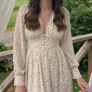 Adoore Napoli Dress Lemon - Säljer min fina klänning från Adoore i modellen Napoli Lemon. pga brist på användning. Använd två gånger och är helt i nyskick! Stl 36