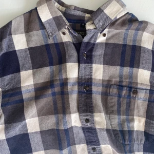 Rutig croppad skjorta  - Croppad skjorta köpt på second hand 🤍  sitter perfekt på mig som är runt storlek 36/38. 