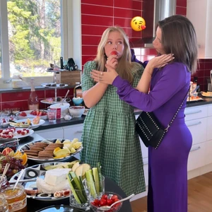 Somrig klänning💘💘💞 - En super fin grön klänning perfekt nu till sommaren!🥺 super skönt material, mönster och färg! Helt som nu då den tyvärr bara används 1 gång. Det är en S på denna klänning men skulle säga att den passar om du är en S/M eller en S/XS då den passformen inte är så tajt💘💞 köpte den för 449kr men säljer den för 150kr + frakt 