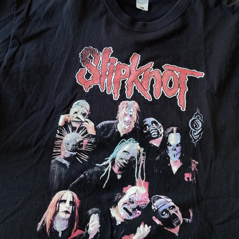 Slipknot t-shirt köpt i Stockholm. Köpt för runt ett år sedan. Sliten på trycket, se på sista bilden. Storlek XL. Skicka privat vid frågor eller intresse! . T-shirts.