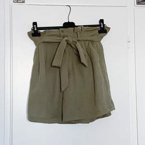 millitärgröna mjuka shorts från bikbok.💚 prislappen är borttagen och de är endast testade. de är i strl 38. betalning via swish.