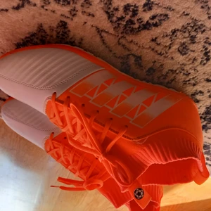 SOCCKER Storlek 41 - Ny skor för du som ville ha inneskor. Storlek 41 jag haf inte använt den för den passade inte. Och om du väl köpa så kan vi har ordpris.