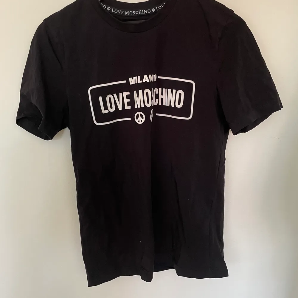 T-shirt från Love Moschino! Stl S, pris 200 (köpt på herravdelning). T-shirts.