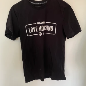 Love moschino - T-shirt från Love Moschino! Stl S, pris 200 (köpt på herravdelning)