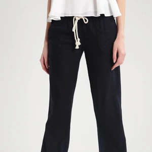 Roxy linnebyxor - Intressekoll på dessa linnebyxor från zalando. Köpte de för någon månad sen och använda fåtal gånger. Kontakta mig ifall att ni är intresserade. Köpte de för 600kr nya. Slutsålda på zalando i xs-m.❤️ 