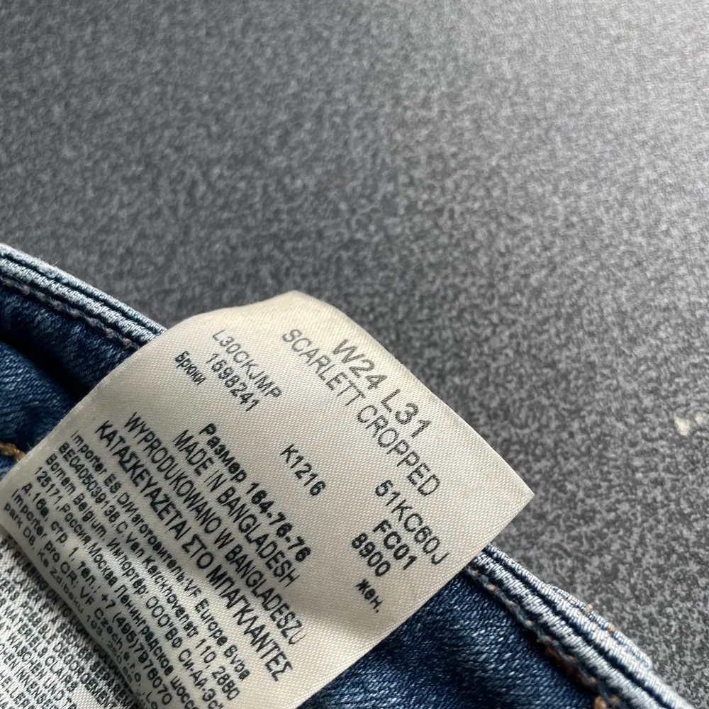 Ljusblåa jeans från märket Lee, med en slit samt några slitningar. Pris kan diskuteras. Skriv för fler bilder. . Jeans & Byxor.