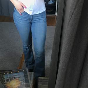 Supersnygga bootcut jeans från JDY, i toppen skick🧚🏻 Sitter fint på mig som vanligtvis har S och är 165 cm