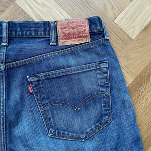 Vintage Levi’s 501  - Vintage Levis’s 501  Medium wash    38x34 (fits W fits 34, L 34)  Dm for more info & Measurements!