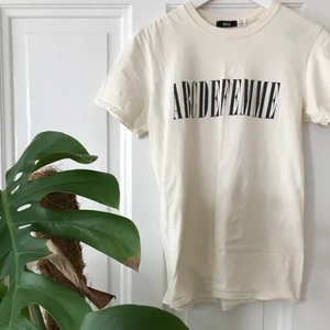 T-shirt  - Säljer denna snygga naturvita T-shirt från Urban Outfitters. Gott skick, hel och ren. 100% bomull med trycket ”ABCDEFEMME”. Skriv vid intresse💞