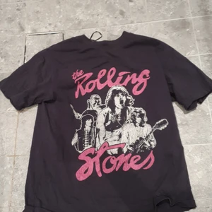 The Rollings Stones T-shirt  - En cool oversized T-shirt som har använt ca 7 gånger (köpte den för ca en månadsedan)😁. Kontakta om vad som helst!!