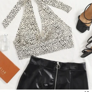 Oanvänd sommartopp  - Helt oanvänd sommartopp som knyts upptill och i ryggen. Passar många storlekar och regleras lätt. Jättefin till både kjolar, linnebyxor och jeans till sommaren