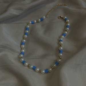 Super fint pärlhalsband med blåa och guldiga pärlor, superfint nu till sommaren!! Must have!! ❤️‍🔥❤️‍🔥
