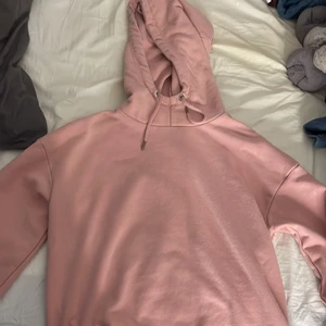 Rosa hoodie soc - Hoodie i fin rosa färg från SOC!! Säkjer billigt då jag aldrig använder den!