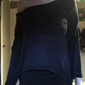 Sweatshirt - Y2k i strl L. Använder inte och säljer billigt 