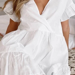 Perfekta studentklänningen!!! 💘💘 - Säljer min finaste studentklänning som är så fin till både student och sommaren!! 💘💘