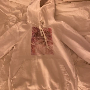 Hoodie - Säljer nu denna fina hoodie för att den inte används. Bra skick förutom att de blivit lite urtvättat där nere på trycket annars väldigt fin hoodie! köpte för 600kr (599) säljer för 250. köparen står för frakt 