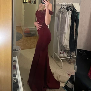 Röd Balklänning  - Jättefin balklänning i tjockt och fint material. Skulle säga att färgen är mer vinröd!  Nypris runt 3000. Passar mig precis i längden som är 173 och kan ha kortare klackar. Jättefint släp! Älskar klänningen men kommer tyvärr inte få användning för den. Det står att storleken är S men skulle säga en liten S, mer en XS. Priset går att diskutera vid snabb affär. ❤️