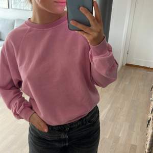 Rosa sweatshirt ifrån H&M. Storlek xs men lite stor i storleken, passar mig som är en S/M. Endast använd typ 3 ggr