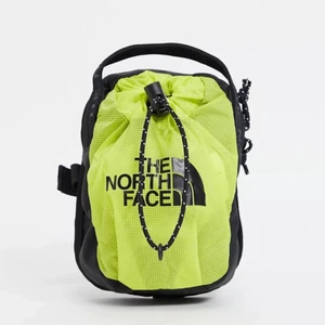 The north face Bozer 3 gul axelremsväska - The north face Bozer 3 gul axelremsväska i fint skick.   Axelbandet kan justeras i längd och även fästas i två olika fästen för att kunna bära den på flera olika sätt. Mycket praktisk och lätt!   Säljer för att jag har en liknande.   Obs andra bilden är fel färg, har med den för att visa hur den ser ut på modell.