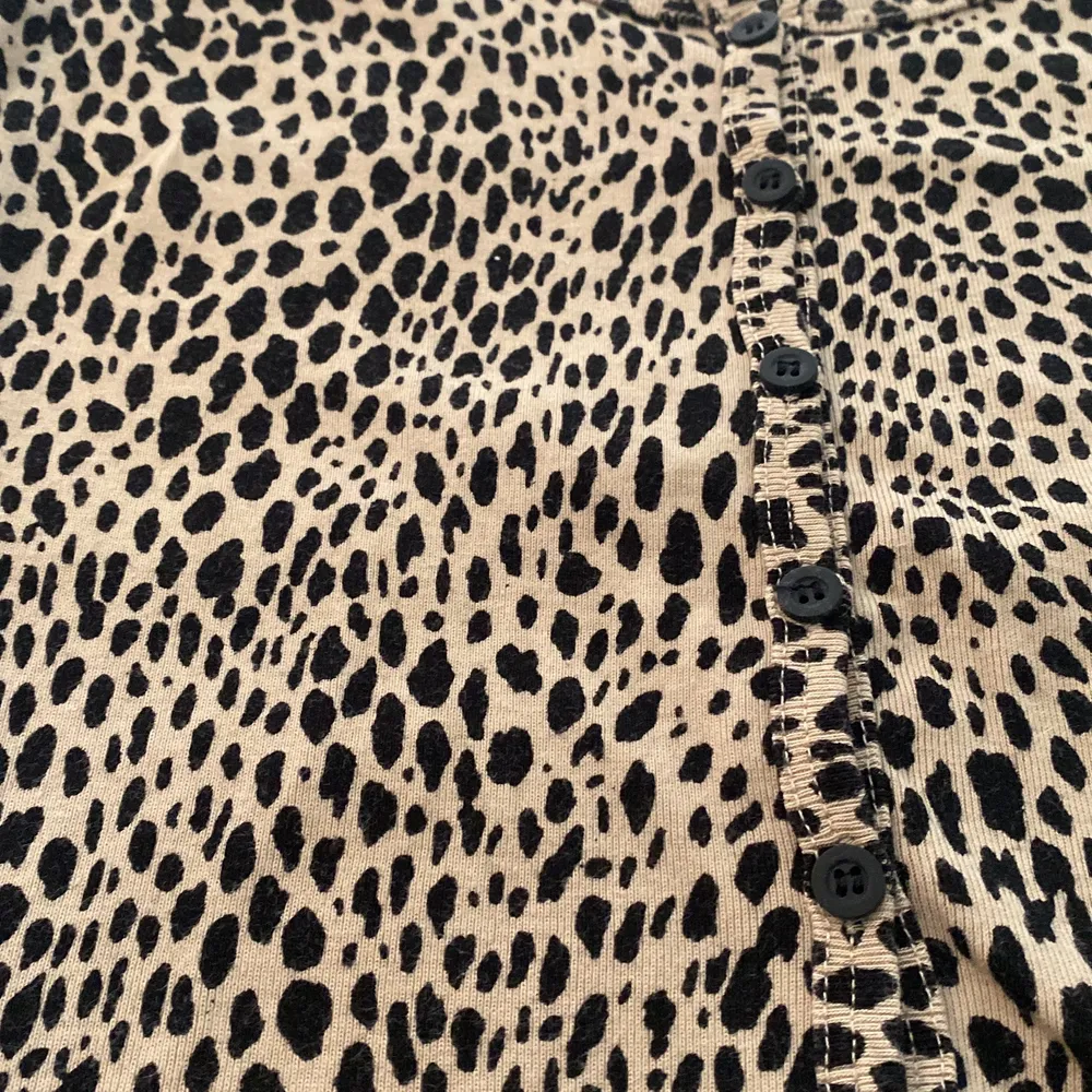 Säljer min leopard topp från brandy melville då den inte är min stil längre. Beställdes online 2021 och hqr bara använts va 2 ggr. Super söt till en svart kjol eller ett par jeans. Som i nyskick 💘. Skjortor.