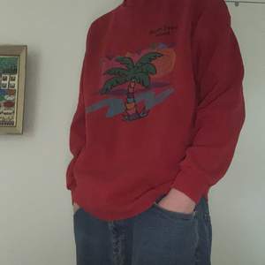 Lite utstickande sweatshirt som jag köpte på beyond retro för några år sedan. Tröjan är som ny när det gäller skicket. Storleken sägs vara ”One size” men jag skulle säga att den ligger någonstans runt XL.