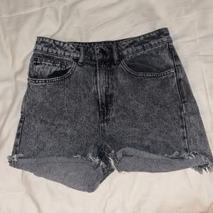 Fina jeansshorts i lite grå/svart färg, från Bikbok. Använda kanske 5 gånger max!