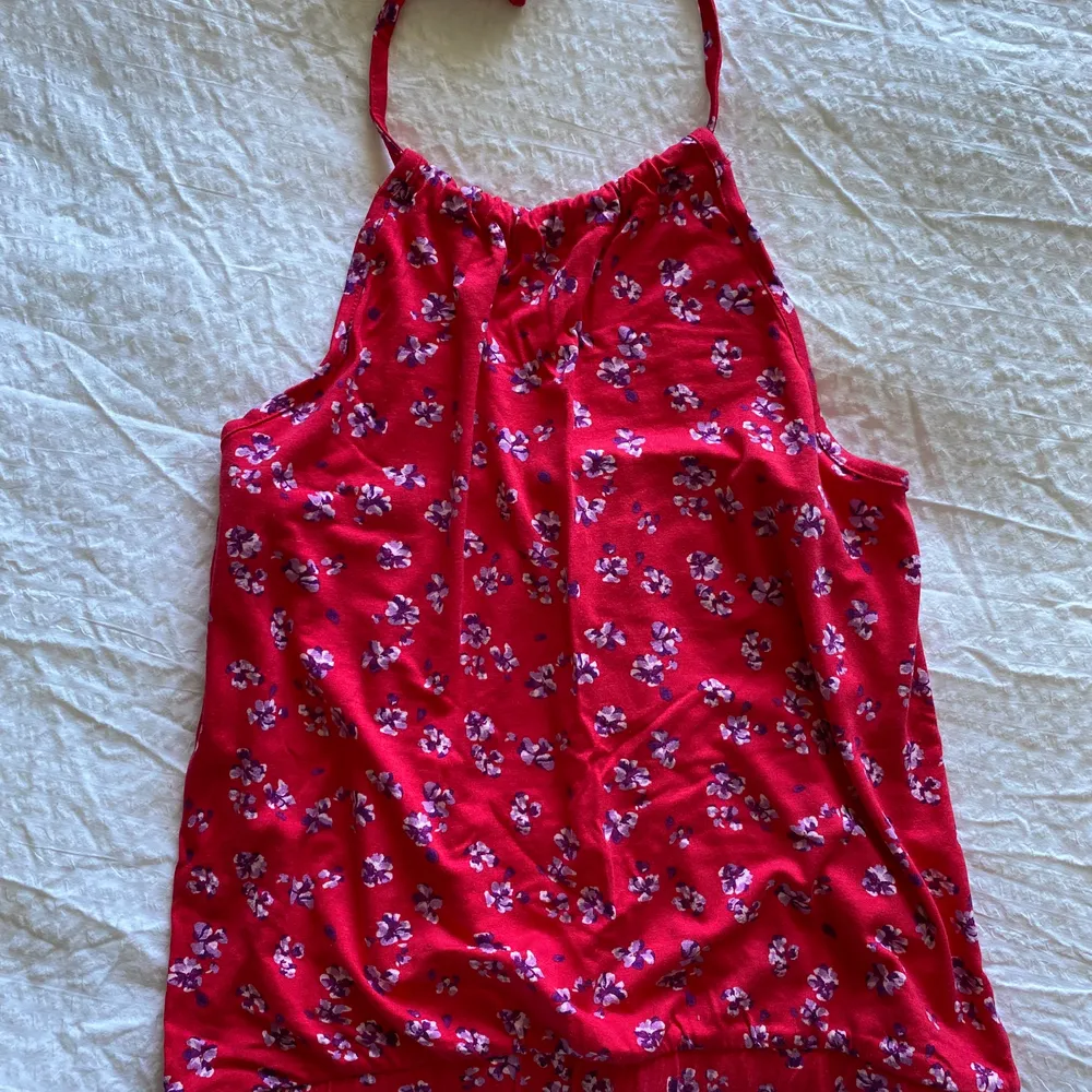 Så sött halterneck linne från Bikbok i strl M. Det är ceriserosa men ser mer rött ut på bilden!! Använt ett fåtal gånger men i väldigt fint skick. Köpare står för frakt . Toppar.