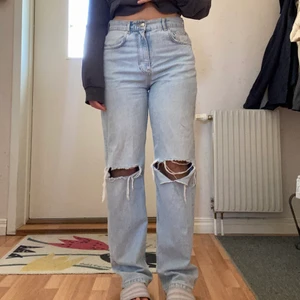 Slitna jeans Gina tricot - Slitna jeans ifrån gina tricot. Har dom i båda 38 och 36 men det är 38 på bilden! 200kr+frakt 66kr