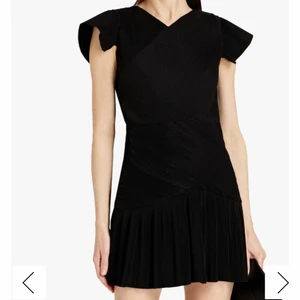 Sandro klänning - Inköpt förra sommaren och har endast kommit till användning en gång då den har blivit lite stor för mig🌟 om ni är intresserade så har jag självklart egna bilder att visa! Jag kollar intresset på den så får ni vid intresse komma med eget bud men inte under 1000 kr då den är inköpt för 3000 och endast använd en gång😊