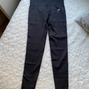 Gymshark  - Gymshark Fleck i storlek XS. Endast använda en gång så i nyskick utan skavanker. Gymshark Camo tröja  storlek S. Köparen står för frakten 