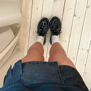 CHUNKY LOAFERS - säljer dessa otroliga chunky loafers från zara! riktig statement piece, men ändå så jävla snygga till allt! aldrig använda endast testade, men tyvärr för stora för mig! i ett blankt material som blir ett skitsnyggt kontrast mot sulan! skriv för frågor eller fler bilder!💕💕💕