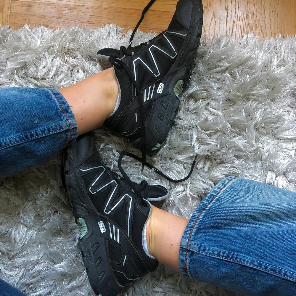 Svarta salomon skor i strlk 40 (passar 39-40)🖤 Så snygga men lite för små för mig 😢. Skor.