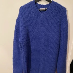 Blå stickad tröja - Superfin blå stickad tröja från weekday. Storlek xs, men passar M-L