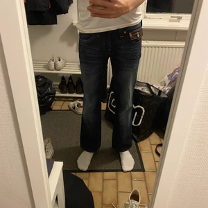 True religon - Hej, jag säljer mina true religon jeans för ett ganska bra pris. Standard prisen är 1100. Byxorna är ganska korta på mig och om ni undrar hur lång jag är 190. Om ni bor i Stockholm så kan ni få en bra deal om ni möter upp mig. Ni ska inte missa den här chansen😉
