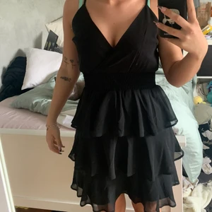 Volangklänning - Säljer min helt otroliga volangklänning då den tyvärr inte kommer till användning💕