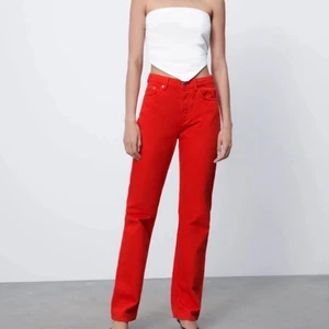 Zara jeans mid rise röda - Hej!💕säljer nu mina röda jeans från Zara som ligger mig varmt om hjärtat. Köpte de för 400kr men säljer de nu för 300kr då de blivit försmå. Dessa jeans är en perfekt del till en riktigt snygg outfit i sommar. De är i modellen mid rise straight och i storlek 36. Vid snabb deal står jag för frakten. Om du har några frågor eller vill se fler bilder så är det bara att skriva!💕