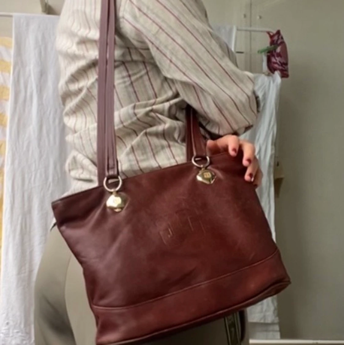 SNYGG BRUN AXELVÄSKA - 90